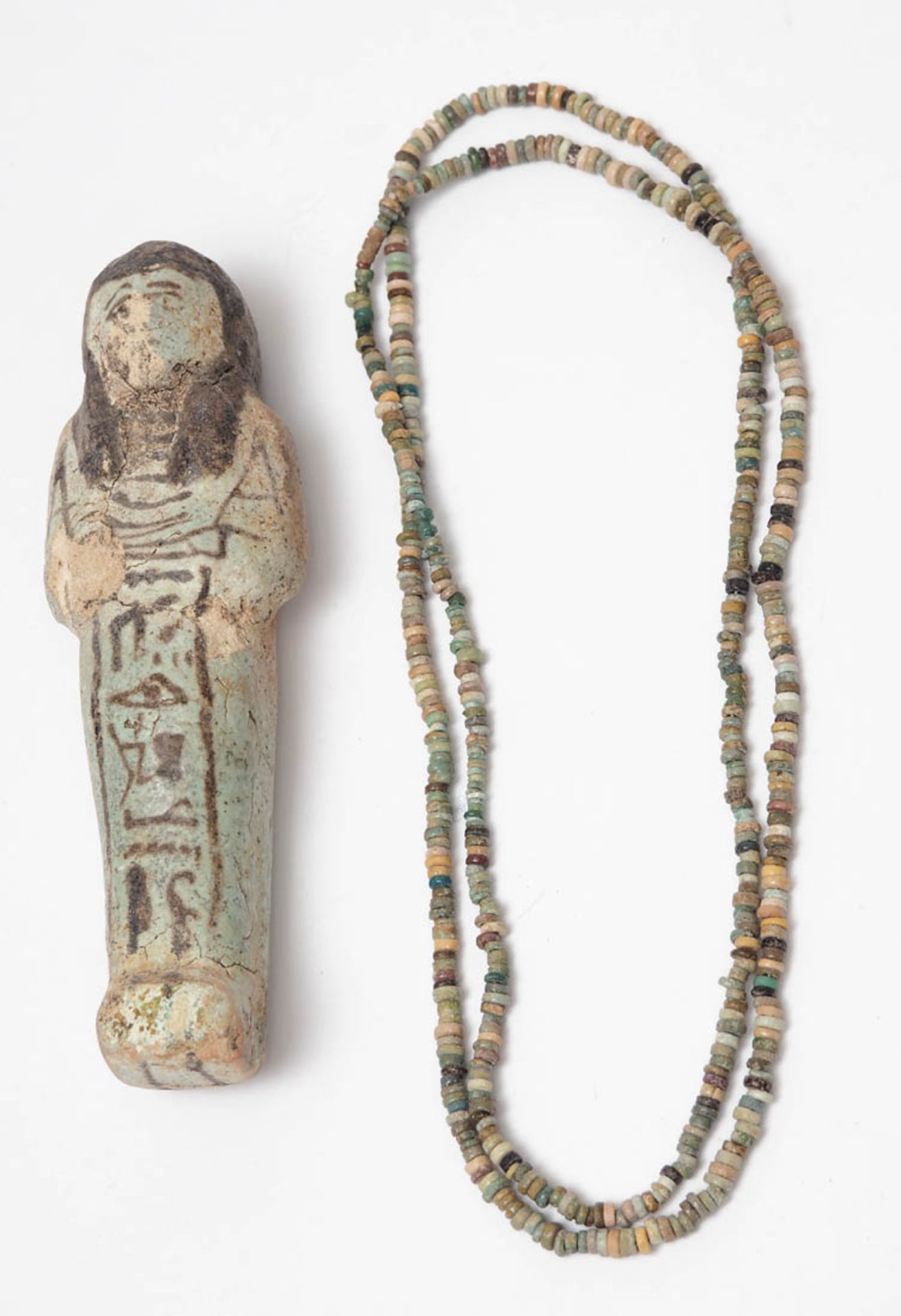 Uschepti, ägyptisch Grün glasierter Ton mit Schriftband. H.12,5cm. Dazu eine ägyptische Halskette