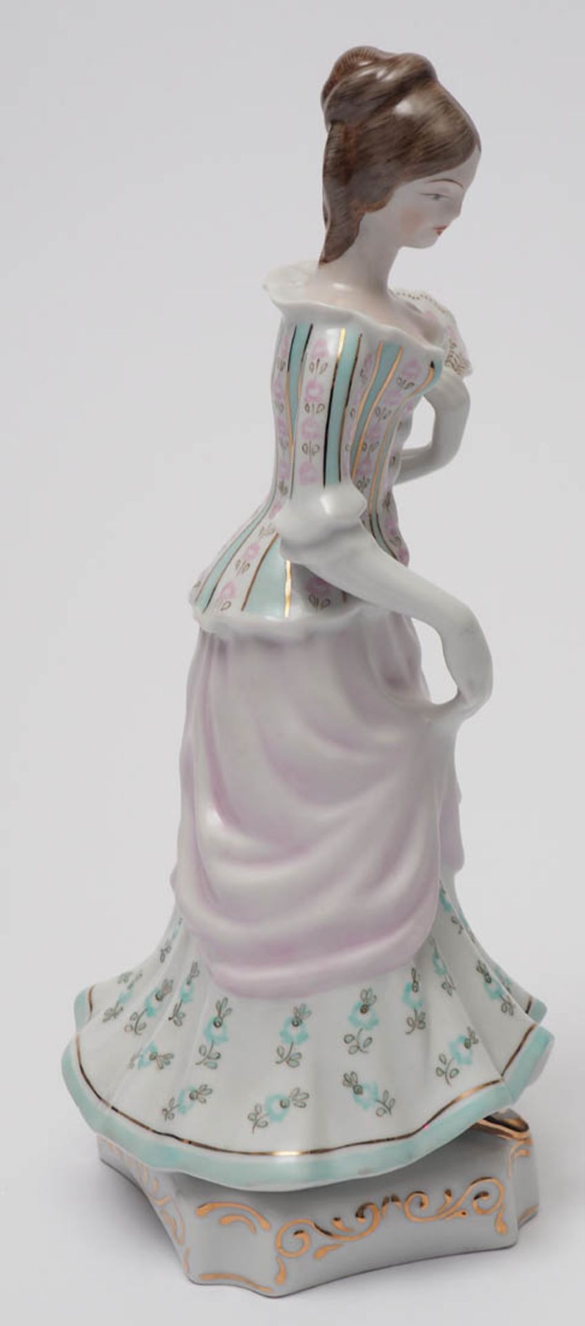 Figurine, Hollohaza Auf achtkantigem Sockel Dame in der Kleidung des 19.Jhdts. Polychrom bemalt, - Bild 2 aus 4