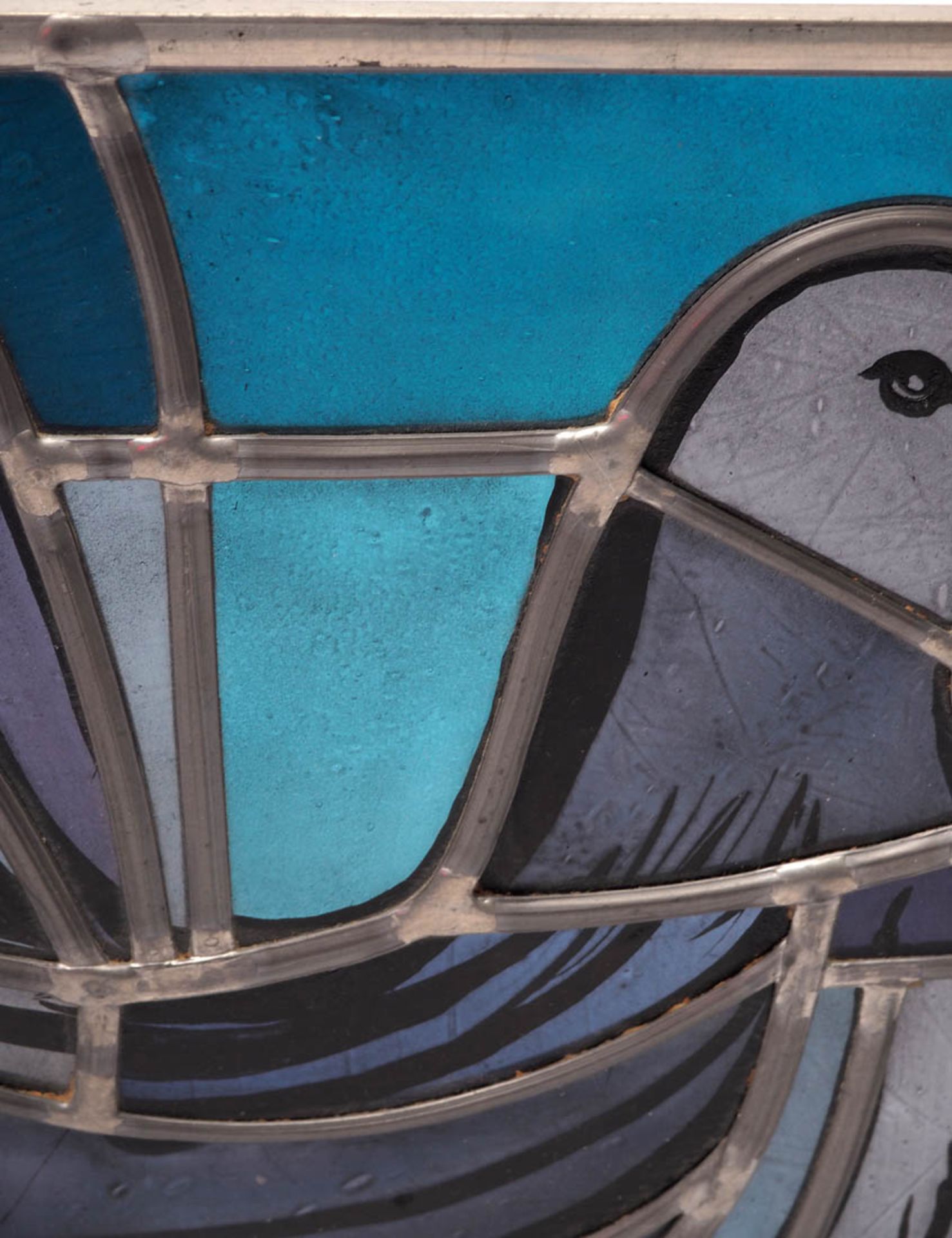 Baumann, Hans Theo, 1924 - 2016 Rechteckiges Bleiglasfenster, im Zentrum große, gemalte Taube. Links - Bild 3 aus 9
