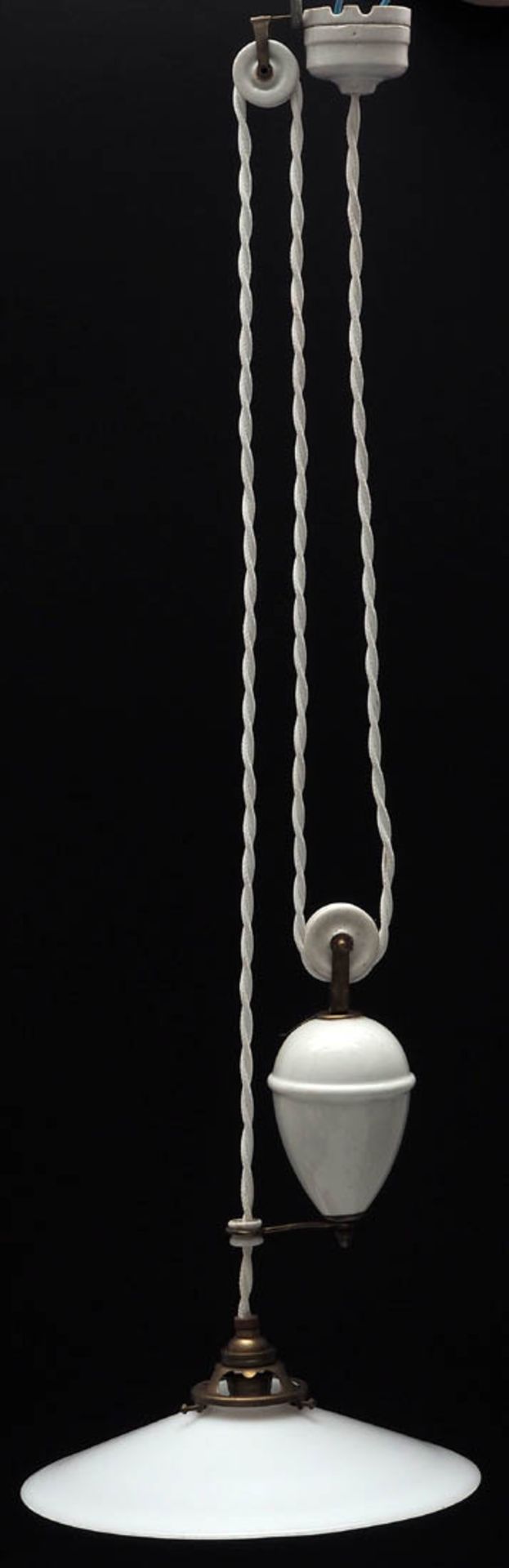 Deckenlampe, um 1900 Flacher Opalinglasschirm, Zugmechanismus aus Porzellan. Neu elektrifiziert.