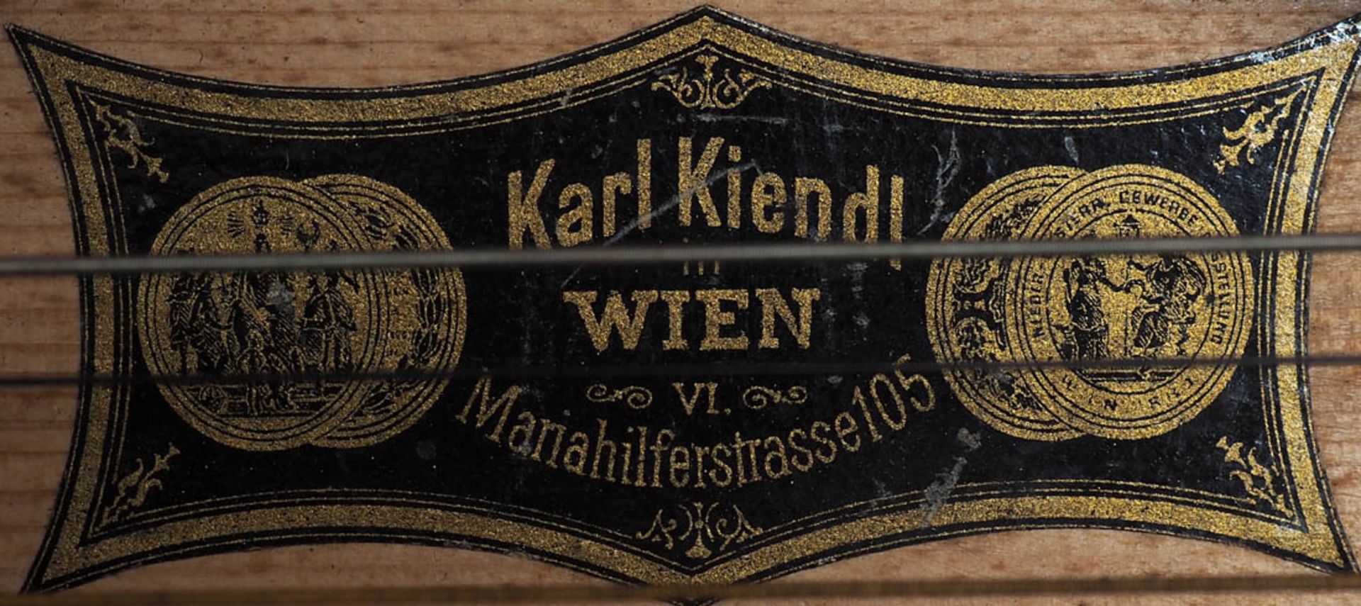 Zither, Wien, dat. 1922 Goldtauschierte Metallmontierung mit Datierung, Prägesignatur im Holz. Im - Bild 3 aus 3