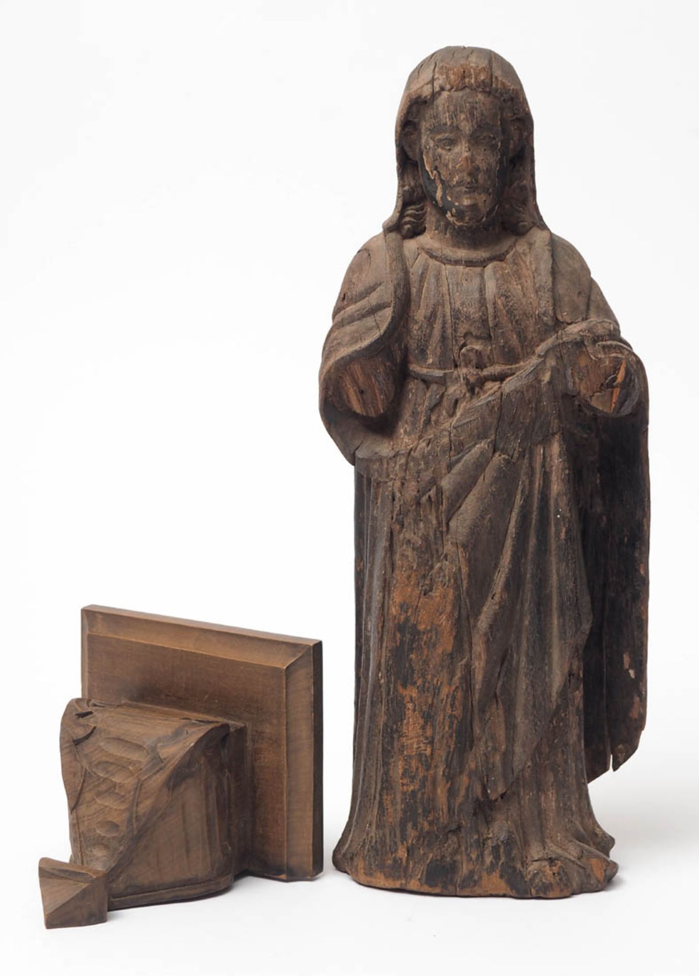 Heiligenfigur, 17.Jhdt. H.37,5cm. Lindenholz, dreiviertelsrund geschnitzt, mit Resten alter Fassung.