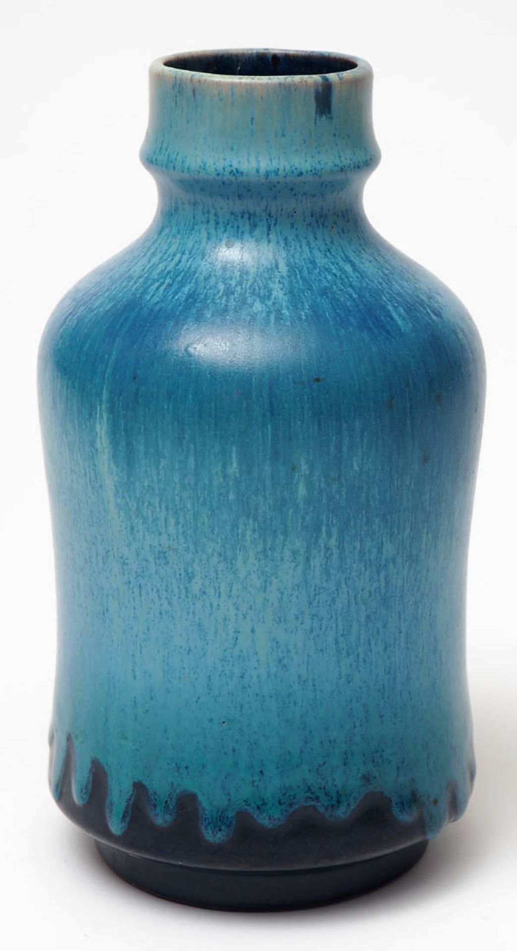 Designvase, Friedegard Glatzle für Karlsruher Majolika Mit blauer Oxydglasur. Entwurf aus dem Jahr