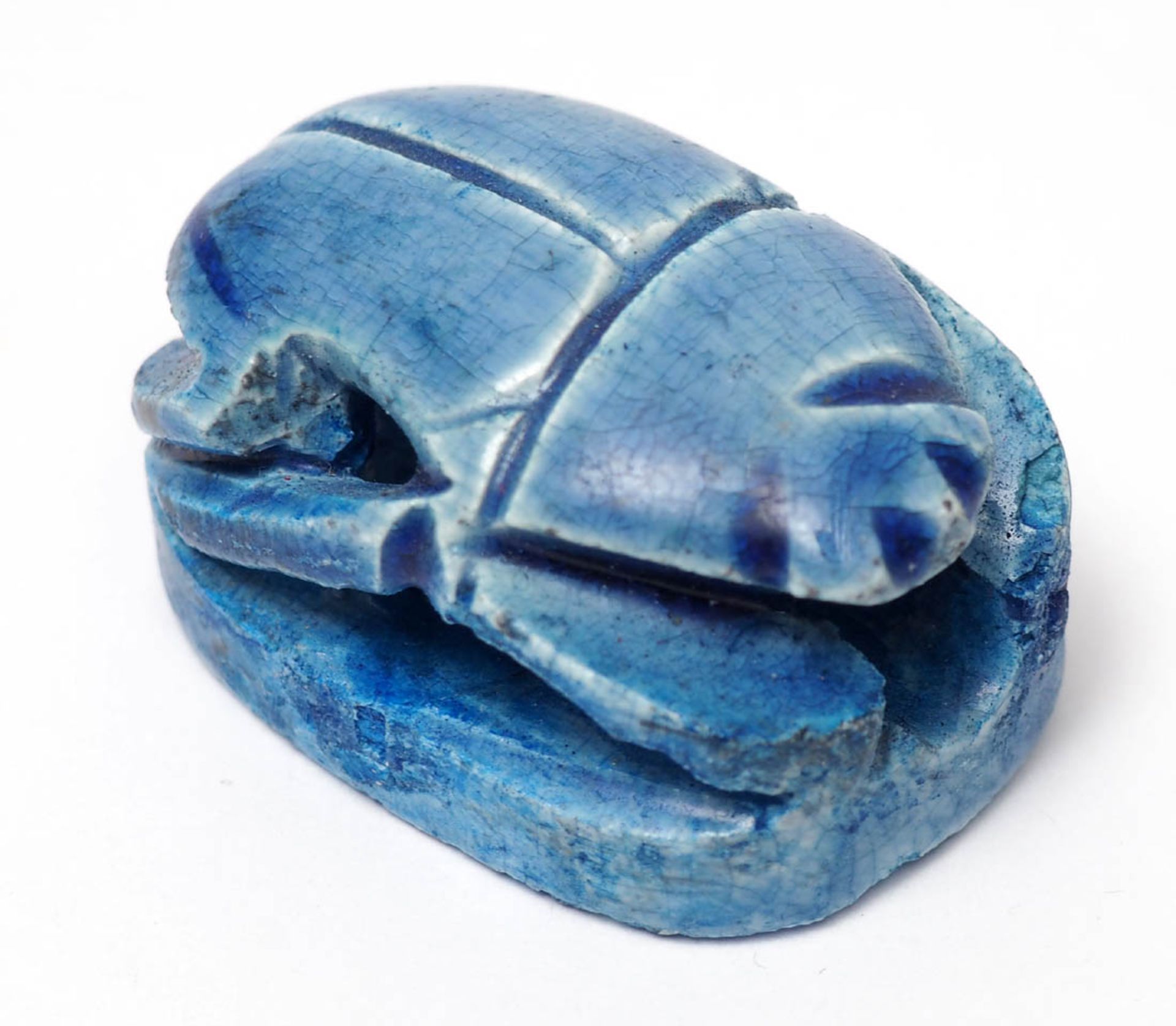 Skulptur, Ägypten Skarabäus aus blau glasiertem Ton. Auf dem Boden Schriftzeichen. L.3,5cm.