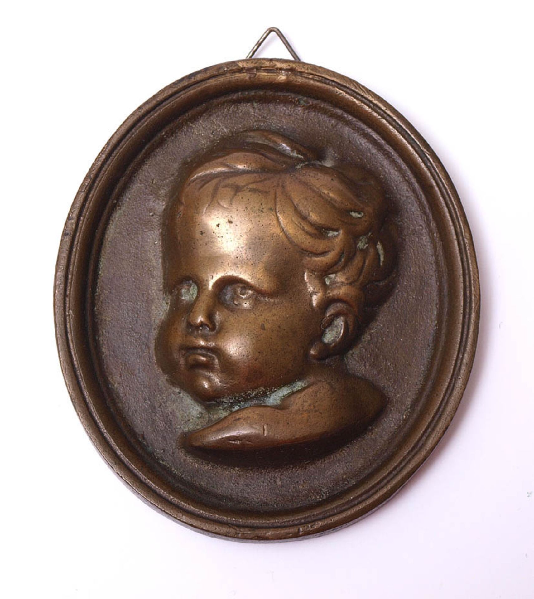 Plakette Kopf eines dem Betrachter anblickenden Babys. Bronze, hell patiniert. H.11cm.