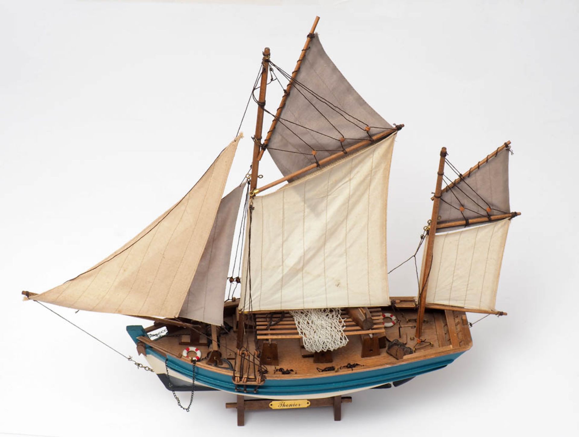 Schiffsmodell Zweimastiges Fischerboot. Holzkorpus mit Stoffbesegelung. H.55, L.76cm.