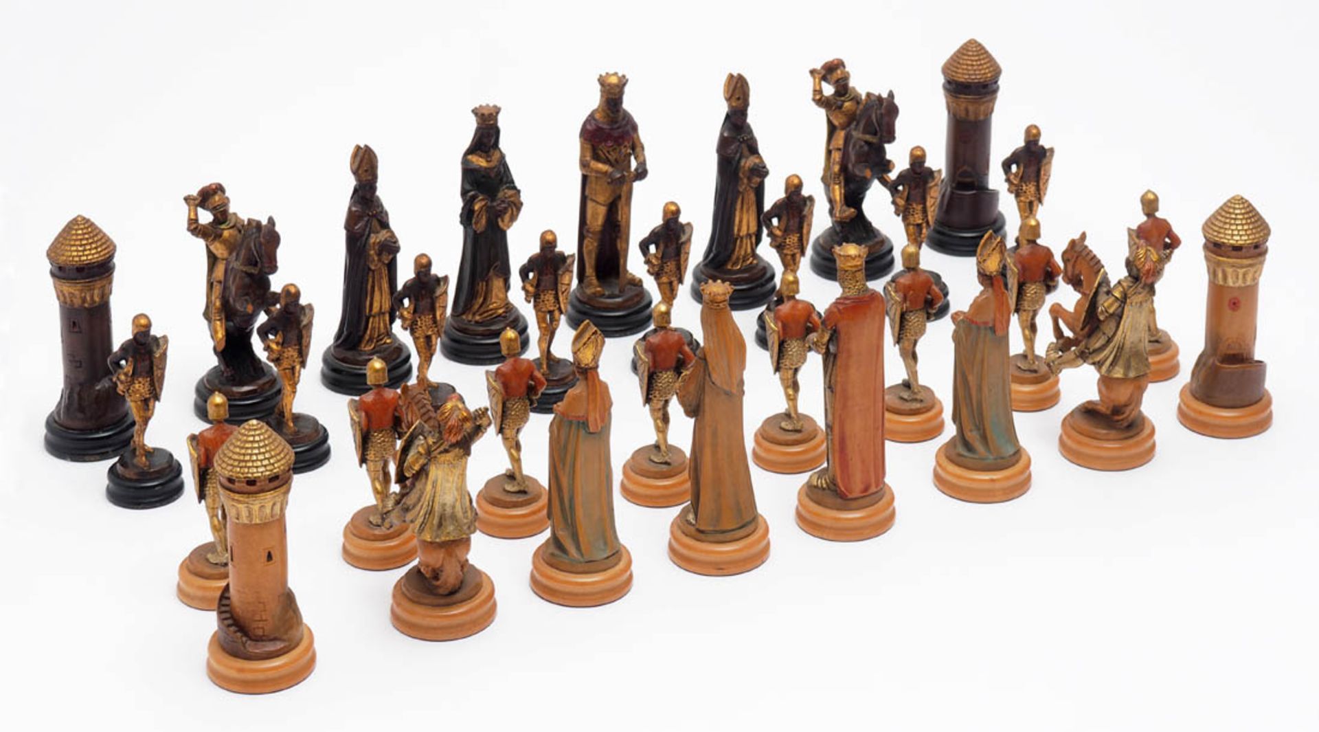 Schachspiel, alpenländisch Feine, naturalistische, vollrund geschnitzte Figuren aus Linden- oder
