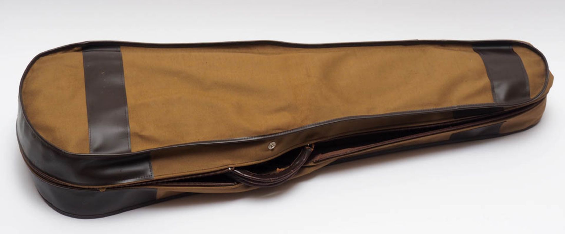 Geigenkasten, 19.Jhdt. Rotbraunes Leder, im Inneren mit grünem Samt ausgeschlagen. L.80cm.