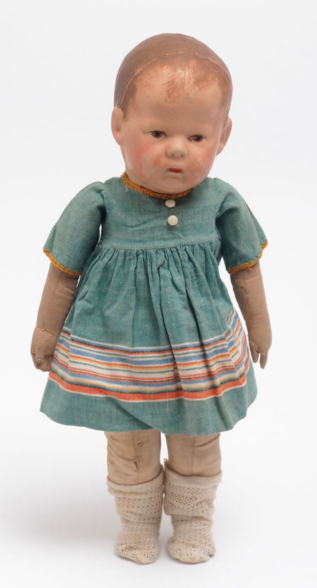 Puppe, Käthe Kruse Kopf (wohl original) mit vier Nähten, Stoffkörper. Originale Bekleidung.