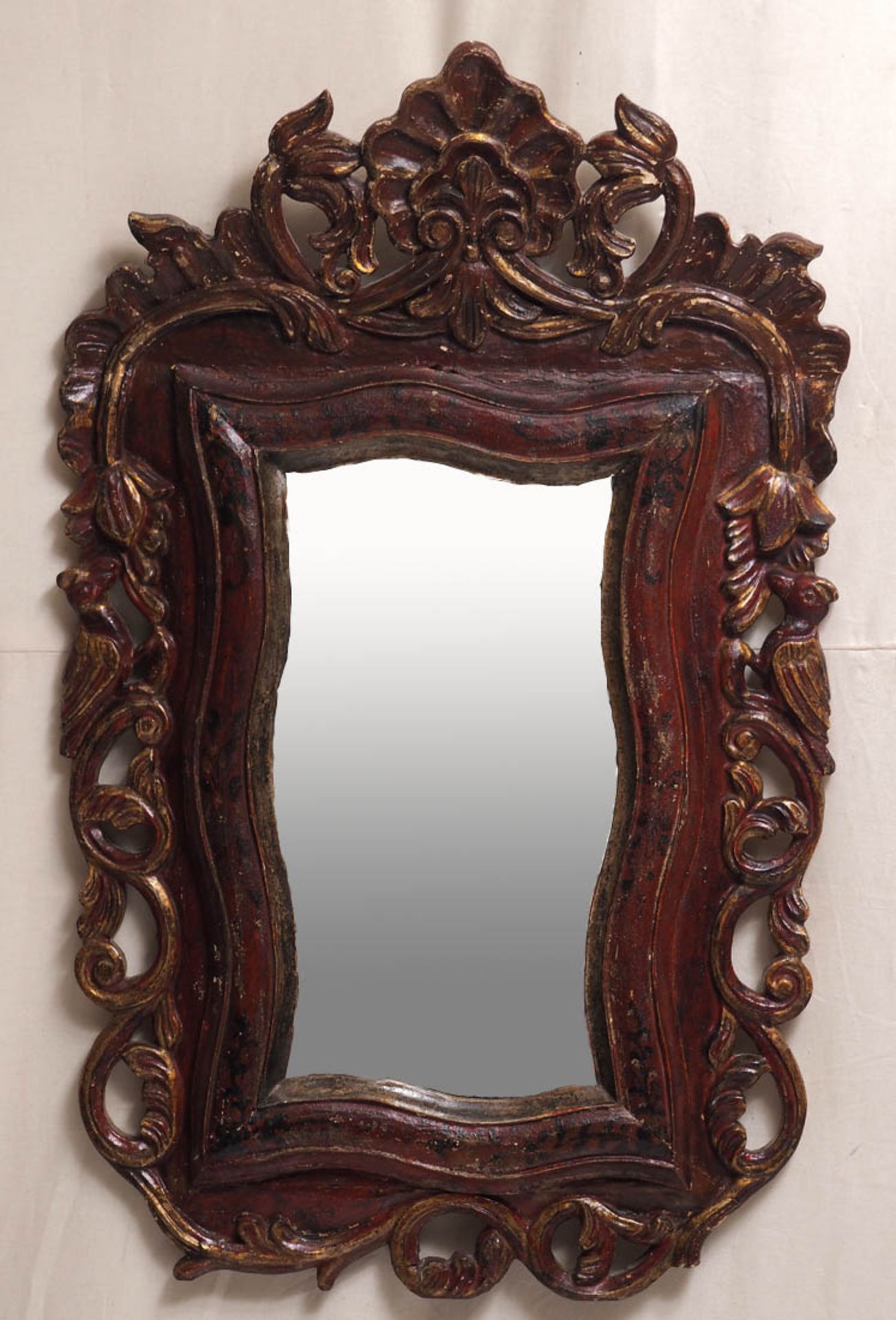 Spiegel, um 1900 Breite, durchbrochen geschnitzte Leiste mit Blattwerk und Vögeln. Bekrönung mit
