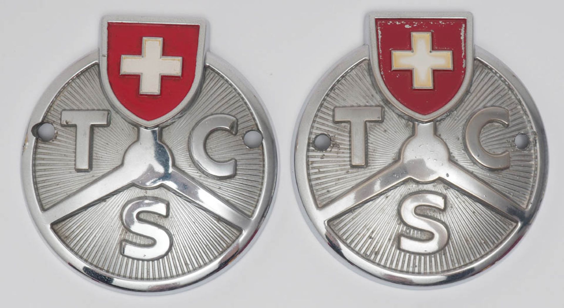 Zwei Oldtimer-Plaketten, TCS (Schweiz) Verchromt und farbig lackiert. Durchm. je 7,5cm.