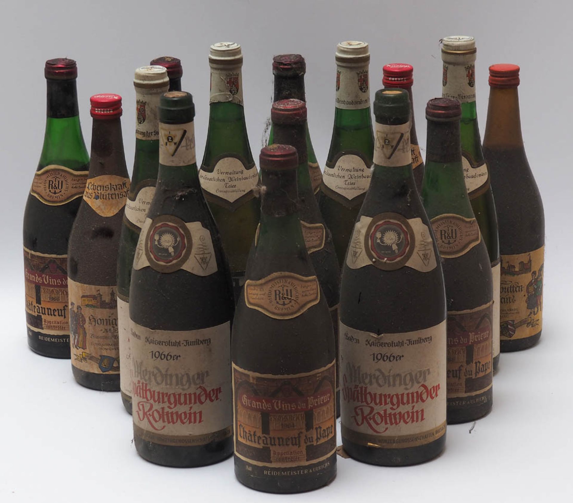 15 div. Weine bzw. Spirituosen U.a. fünf Flaschen Grand vin du prieur, Châteauneuf du Pape 1966;