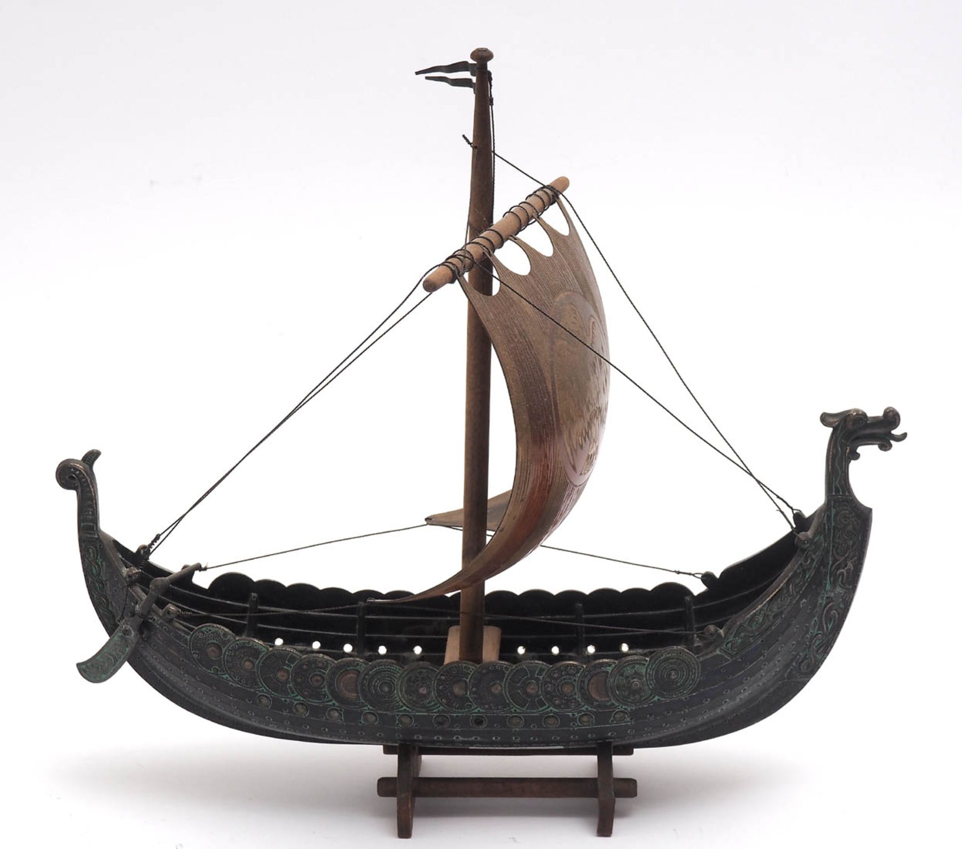 Schiffsmodell Modell eines Wikinger-Drachenbootes. Korpus aus Bronze (?), Segel aus Kupfer. L.44cm. - Bild 2 aus 2