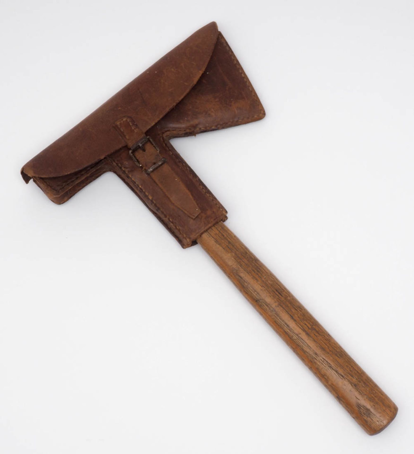 Feuerwehr-Axt, 50er Jahre Eisen, mit Holzgriff. Originale Lederhülle. L.36,5cm. - Bild 4 aus 4