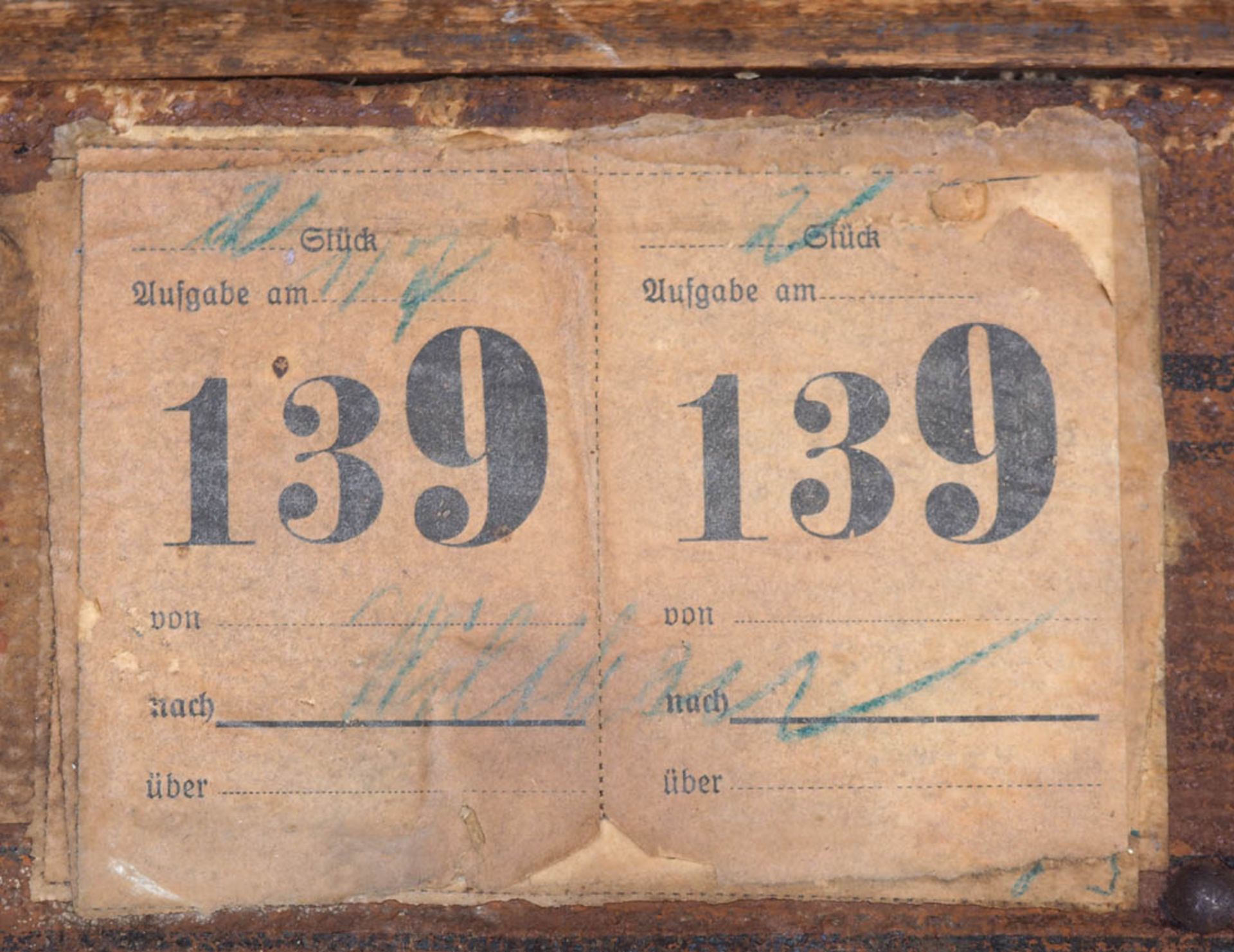 Überseekoffer Leinenbespannung mit gemalten Kassetten, umlaufende Beschläge aus Holz. 34x100x52cm. - Image 3 of 4