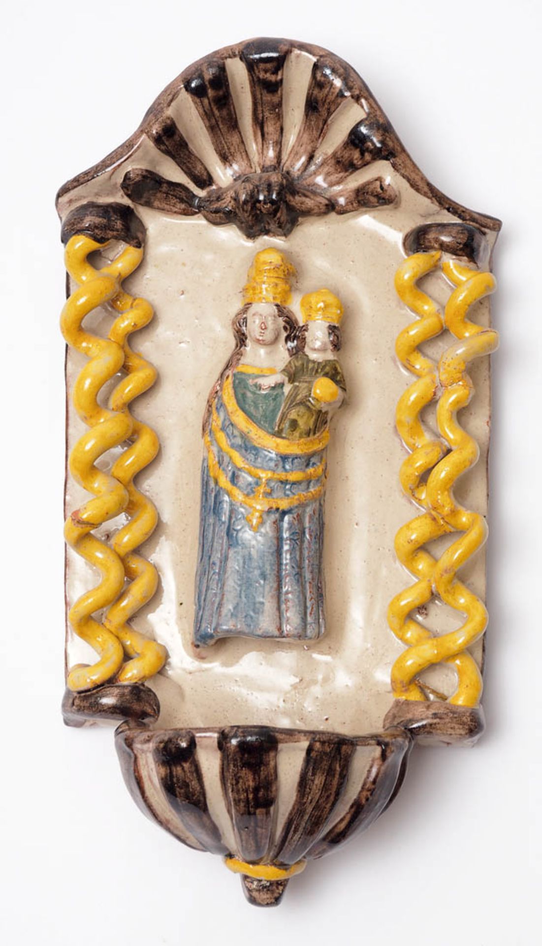 Weihwasserbecken, Frauenchiemsee Rückwand mit Madonna im Altar. Keramik, polychrom glasiert. Verso