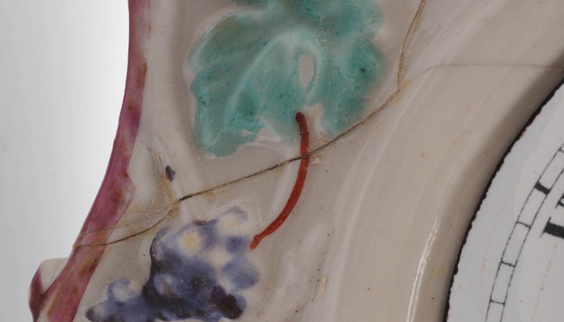 Porzellanschilderuhr, Schwarzwald, 2.Hälfte 19.Jhdt. Reliefiertes, polychrom bemaltes - Bild 4 aus 5