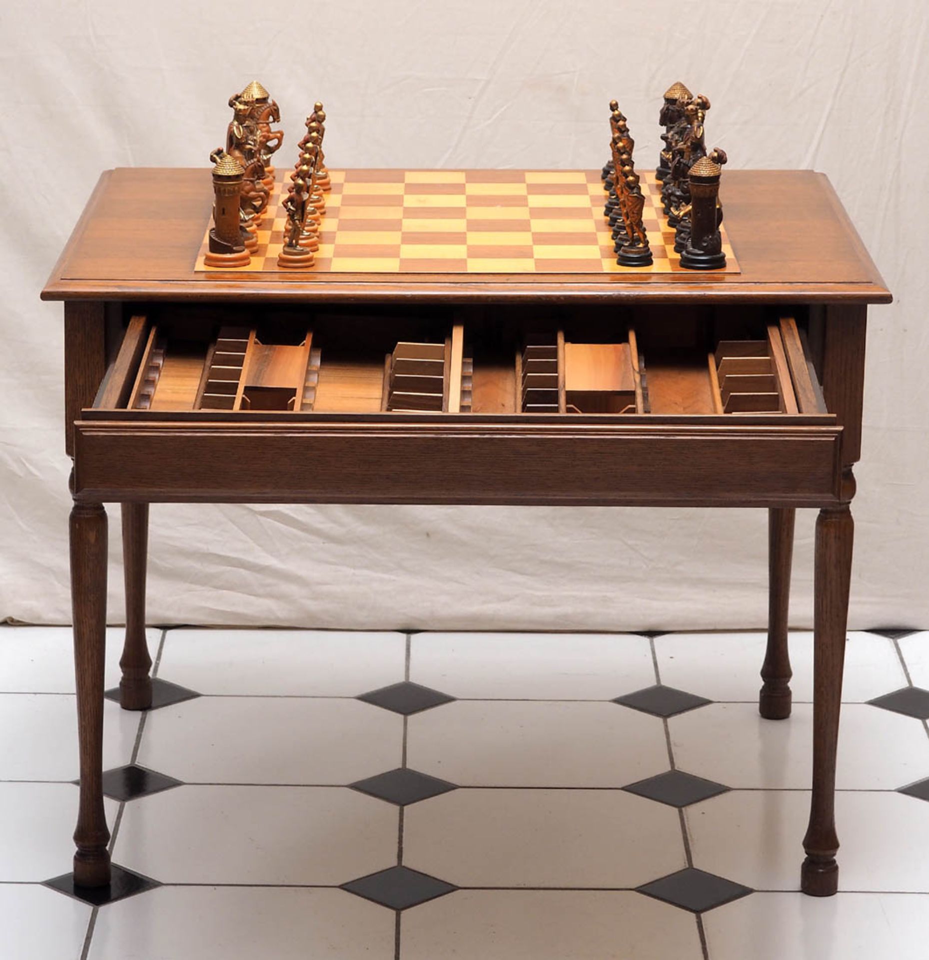 Schachspiel, alpenländisch Feine, naturalistische, vollrund geschnitzte Figuren aus Linden- oder - Image 3 of 14