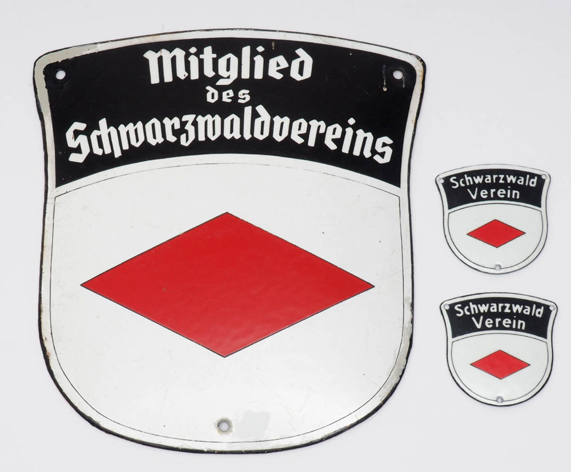 Drei div. Emailschilder, Schwarzwaldverein H.24 bzw. 6cm. Altersspuren.