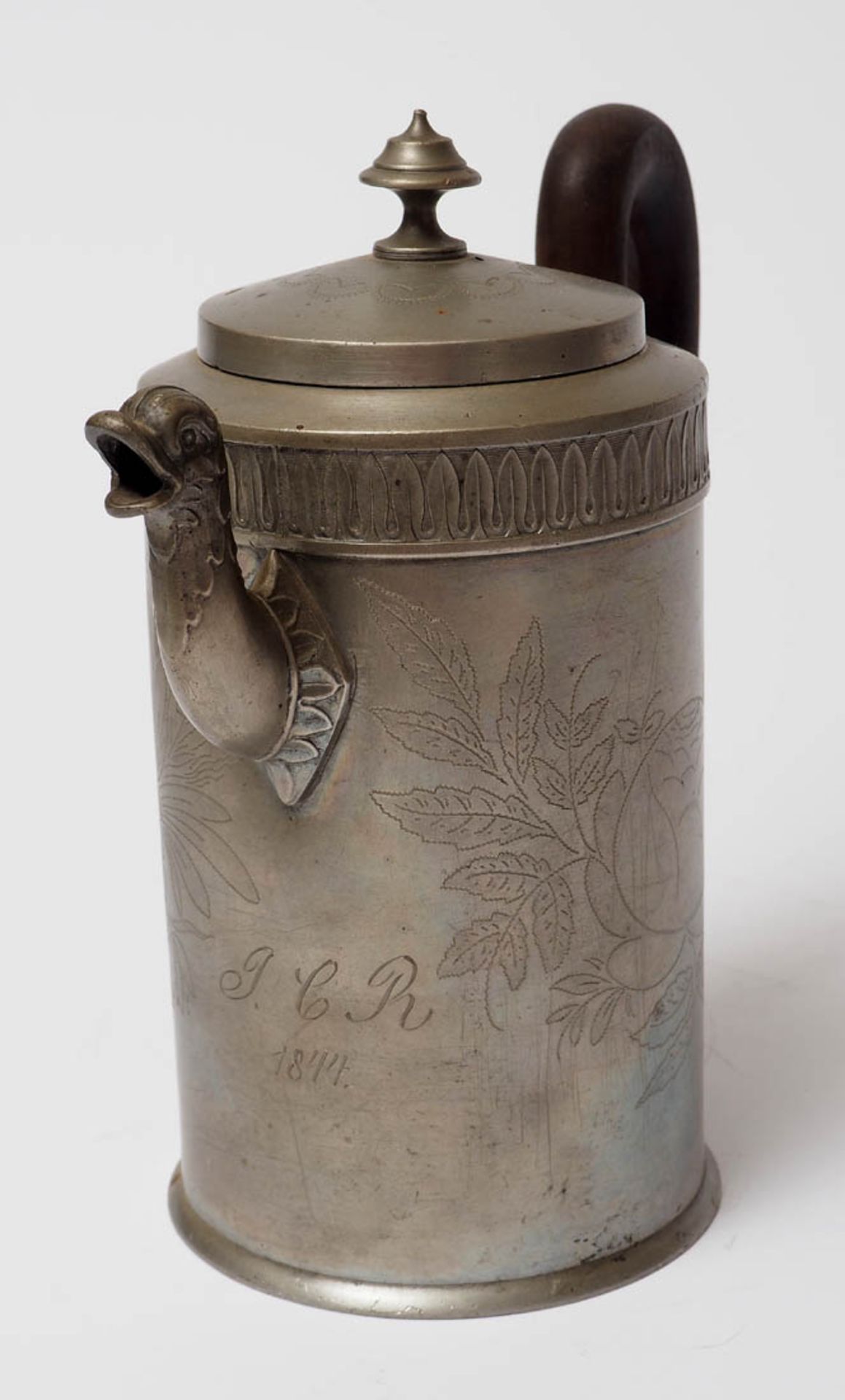 Kaffeekanne, dat. 1844 Zylindrischer Korpus mit Lorbeerblattfries. Ausguss mit Vogelkopf,