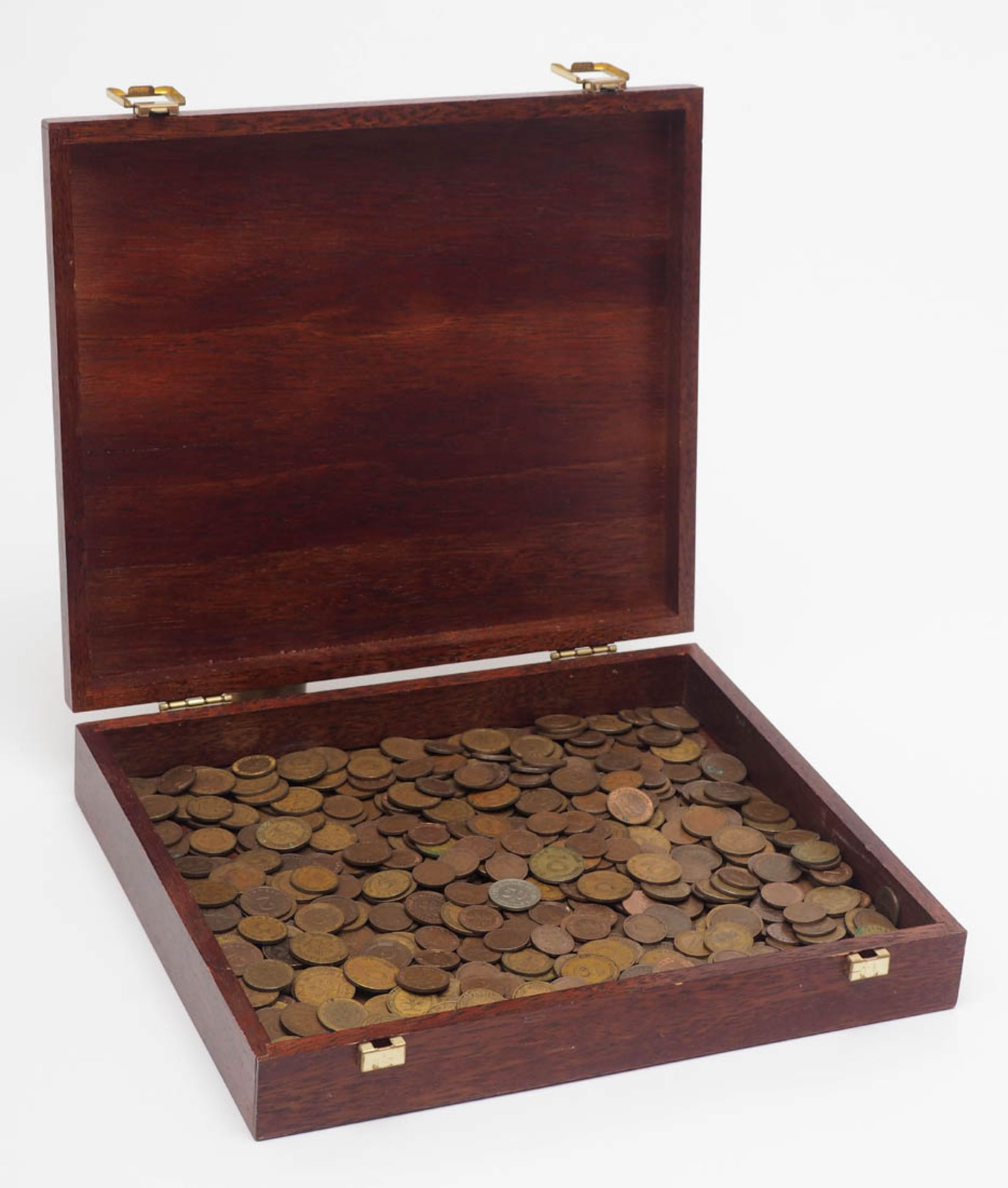 Holzschachtel mit ca. 600 Münzen, Bundesrepublik Deutschland Größtenteils Bank Deutscher Länder.