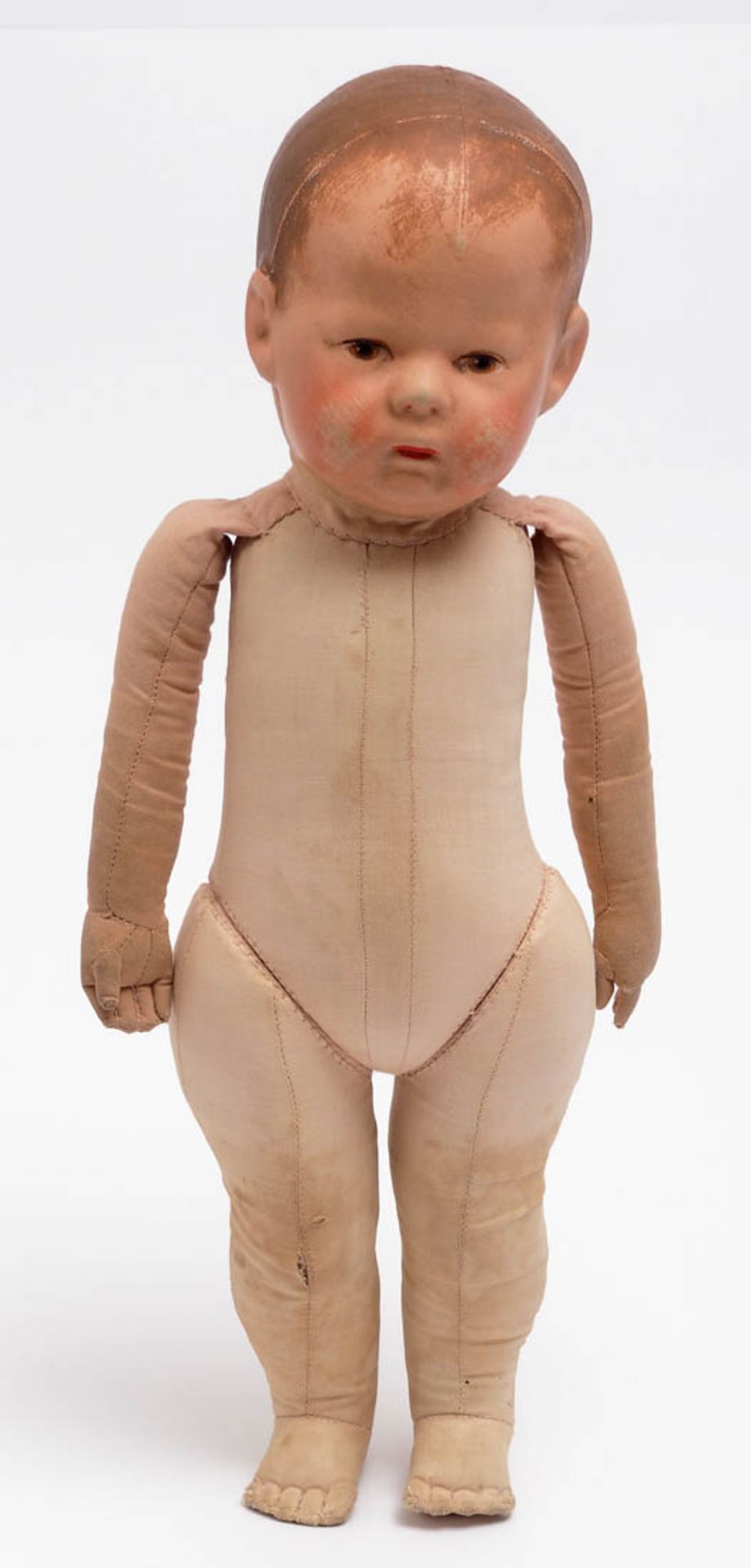 Puppe, Käthe Kruse Kopf (wohl original) mit vier Nähten, Stoffkörper. Originale Bekleidung. - Bild 4 aus 5