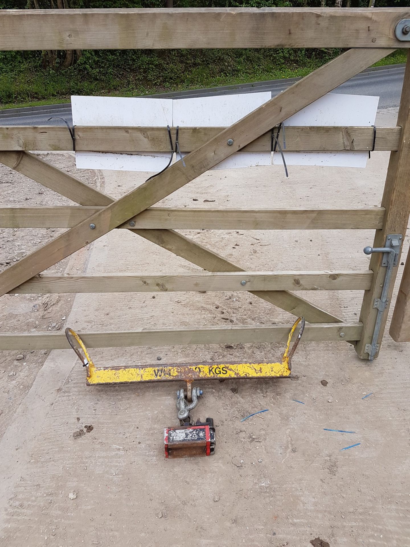 LIFTING BEAM/BAR WITH LIFTING MAGNET (OUR REF 1), Location: GATWICK, UK - Image 4 of 5
