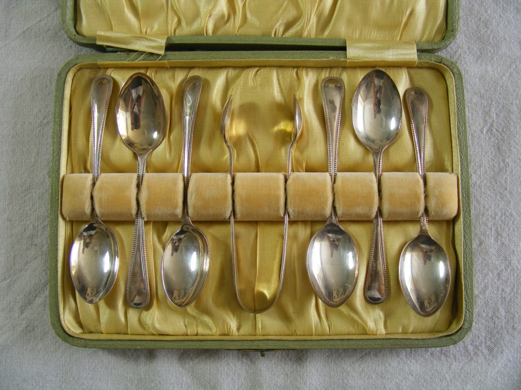 Cased set of silver Teaspoons and Sugar Tongs