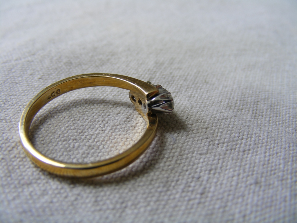 9ct Yellow Metal and Diamond Ring - Image 6 of 8