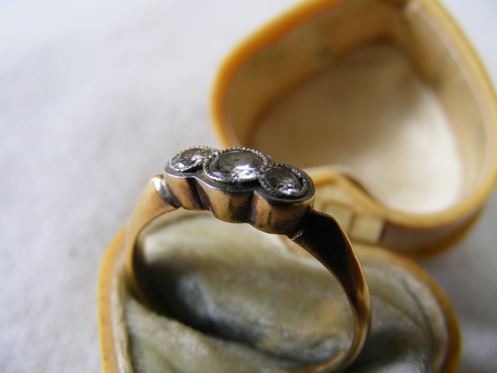 18ct yellow metal and Diamond Ring
