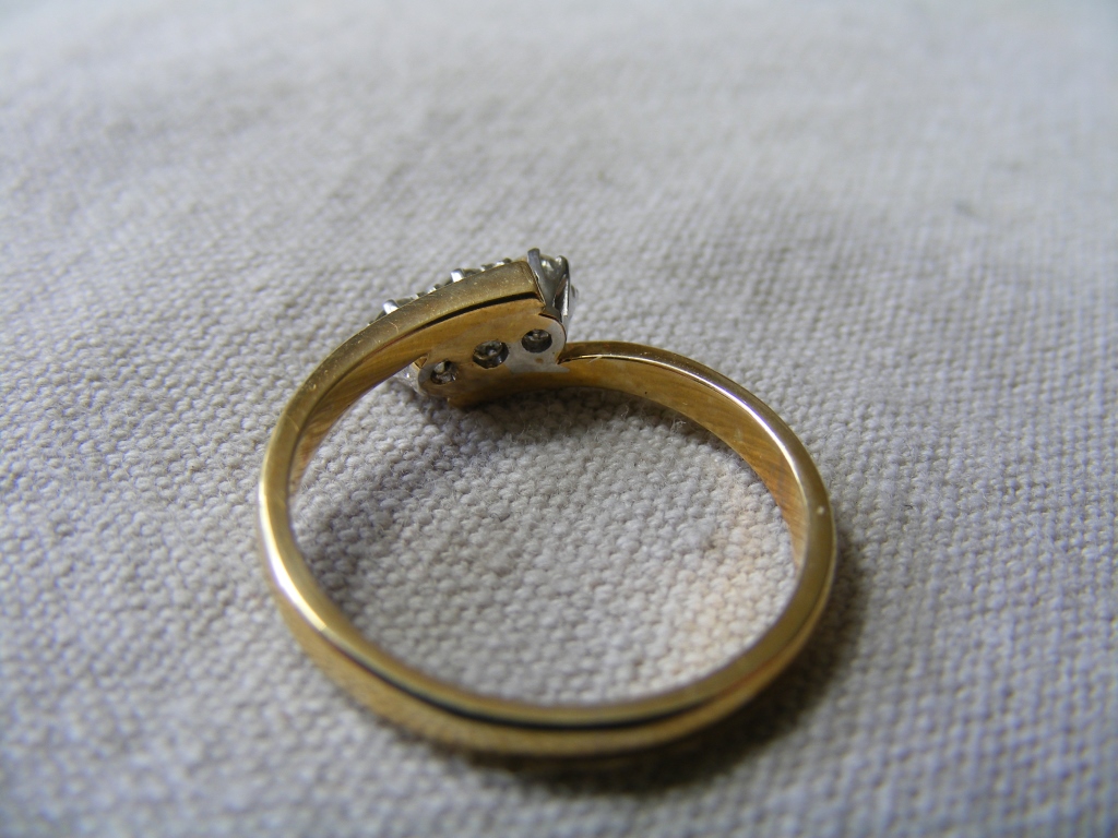 9ct Yellow Metal and Diamond Ring - Image 5 of 8