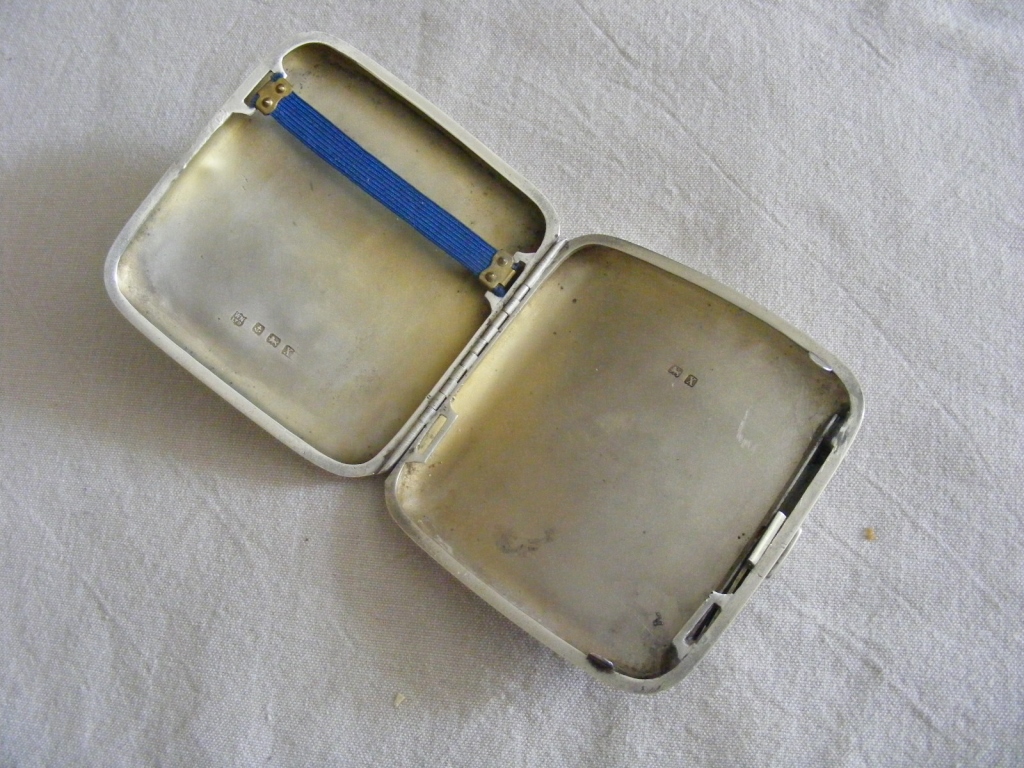 An unusually heavy Silver Cigarette Case - Bild 3 aus 4