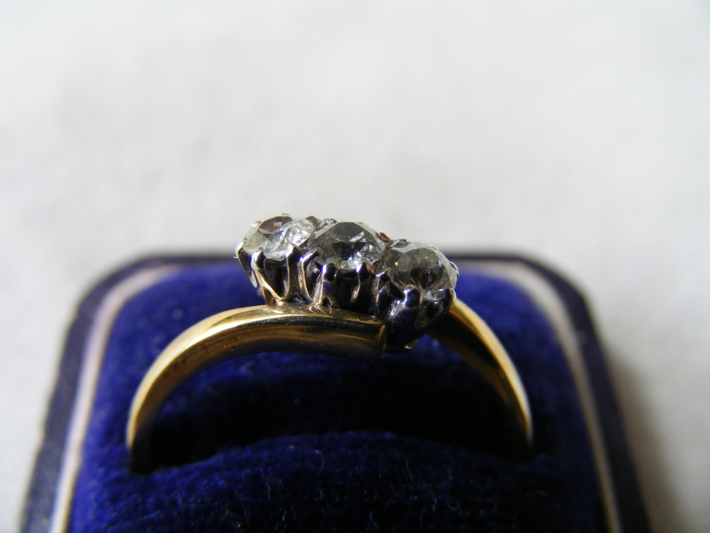 9ct Yellow Metal and Diamond Ring - Image 3 of 8