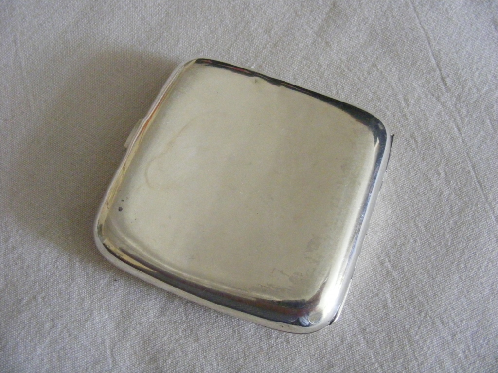 An unusually heavy Silver Cigarette Case - Image 2 of 4