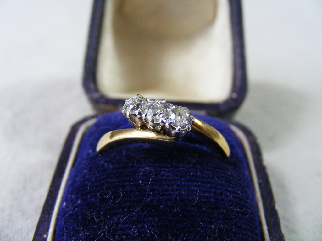 9ct Yellow Metal and Diamond Ring - Image 2 of 8