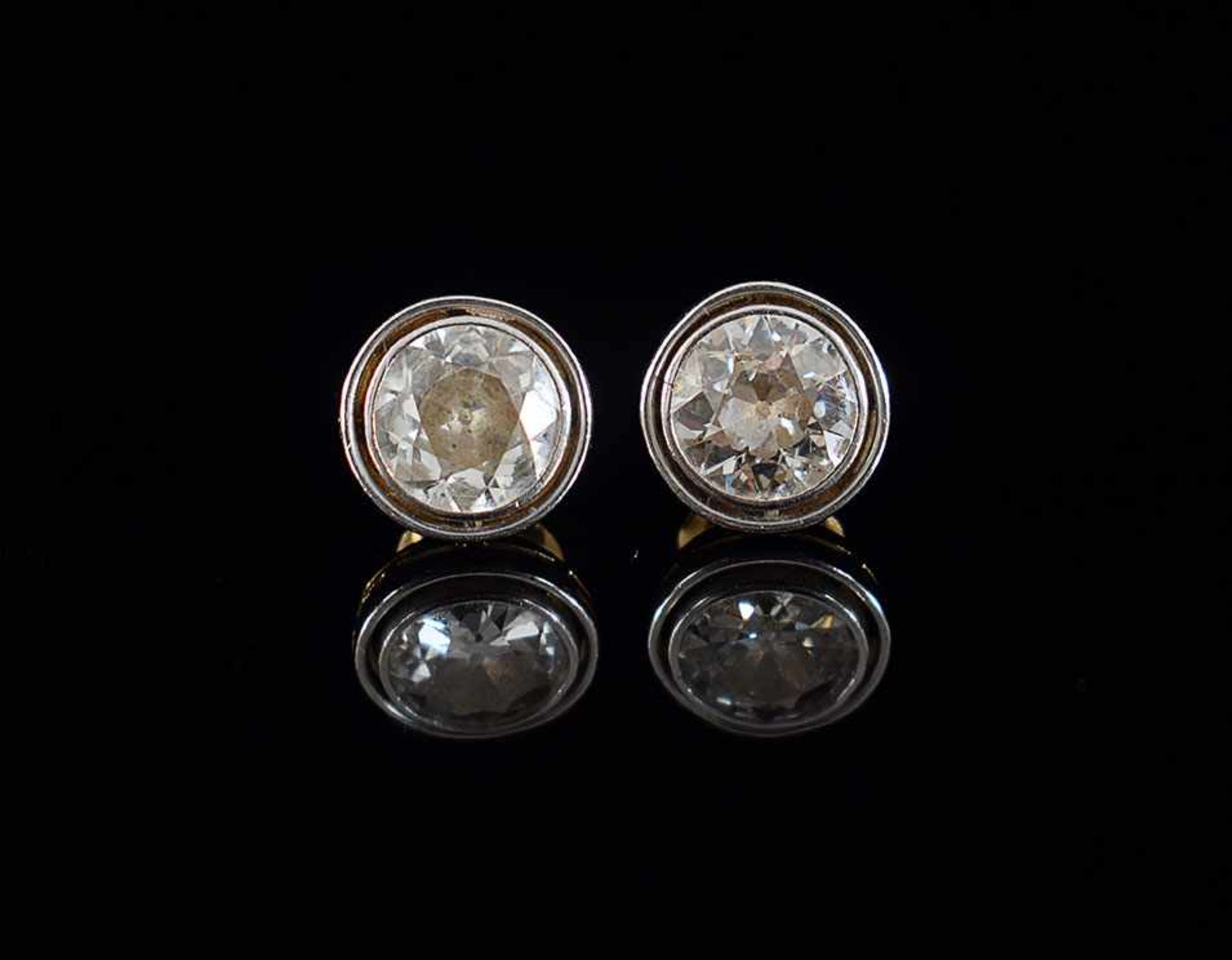 A pair of gold and diamonds earrings the diamonds 3,40ct. total, probably color I, purity SI1 - Bild 2 aus 2