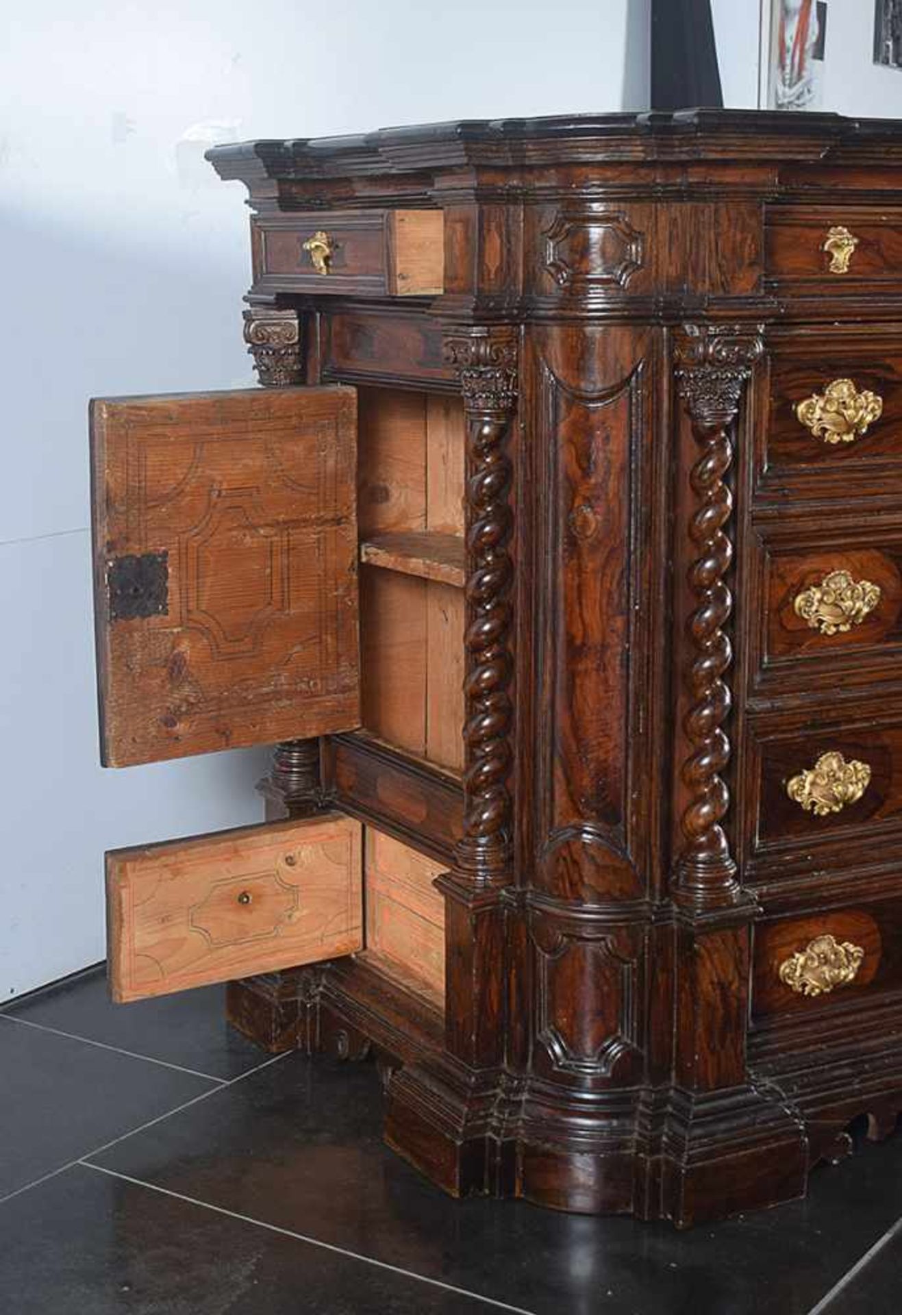 The Albani canterano venereed with walnut and olive, Rome, 1710-'20, 112x180x78,5cm. Albani is a - Bild 8 aus 8