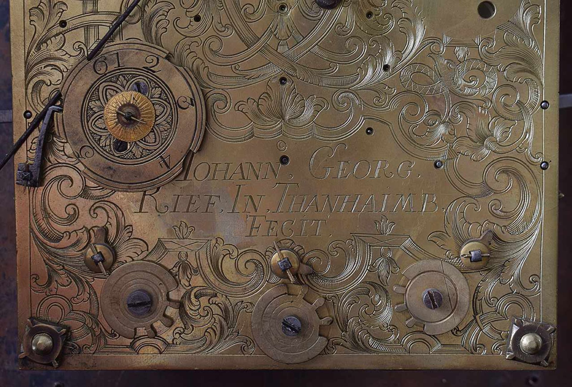 A large bois de violette and ormolu Louis XV mantel clock signed recto/verso Johann Georg Rieff in - Bild 3 aus 3