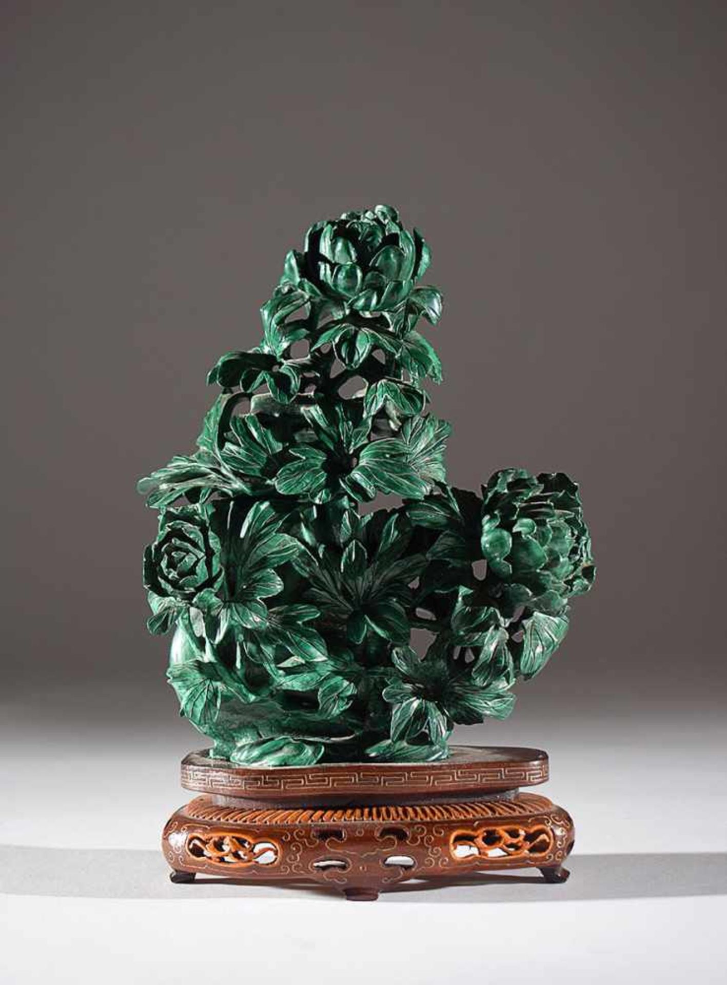 A Chinese graven malachite vase and cover Ch'ing dinasty, 19th century, 23by18cm. (minor lack)
