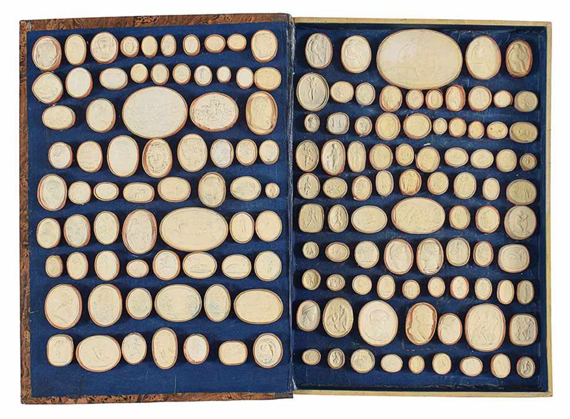 A collection of 300 plaster casts preserved in two volumes entitled "Antiken Kabinett in Wien", 19th - Bild 2 aus 5