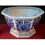 Large blue & white oriental planter depicting flowers, 20.5cm tall