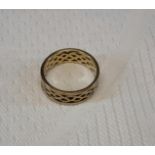 9ct celtic design band ring