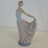 Large Lladro lady figure, 30cm in height