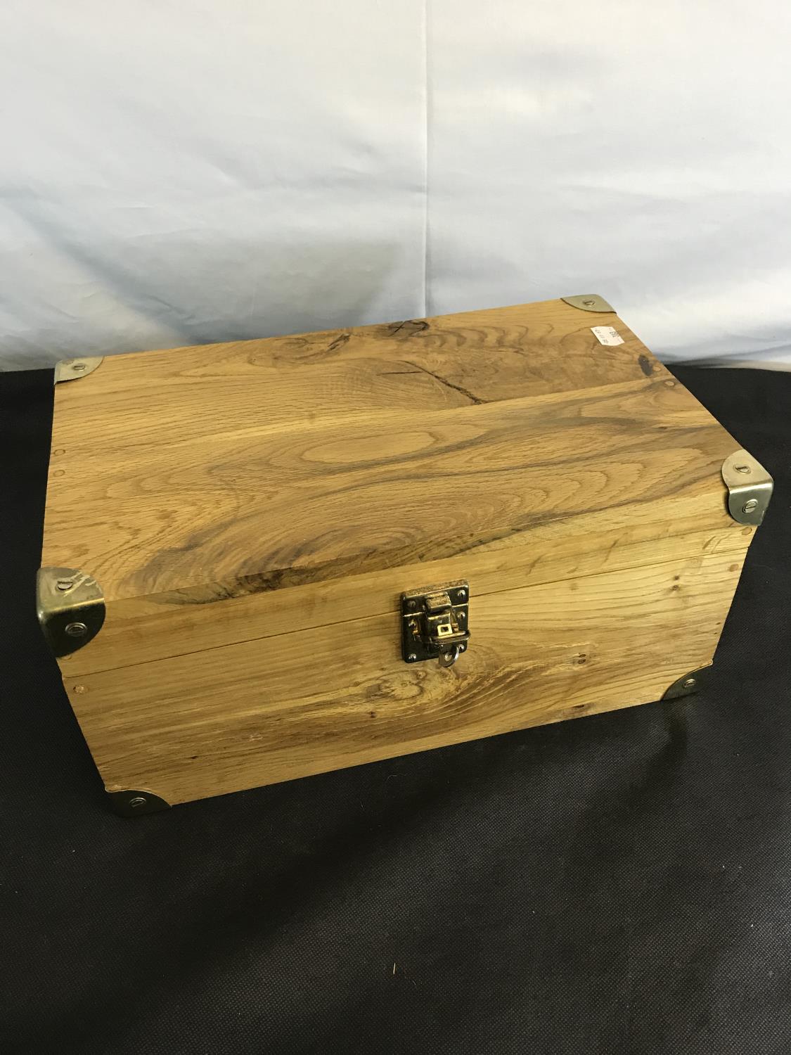 A modern solid wood storage box - Image 2 of 2