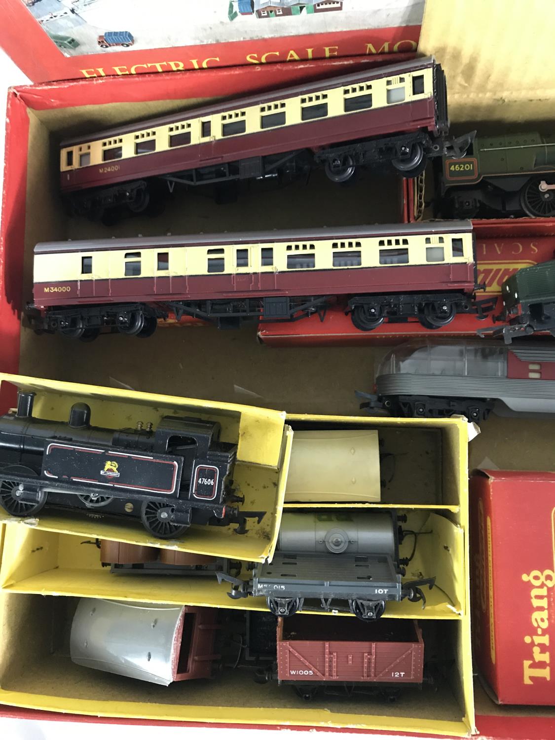 A Collection of Tri-Ang railways Train models to include Princess Elizabeth loco & tender, r-125 - Image 3 of 3