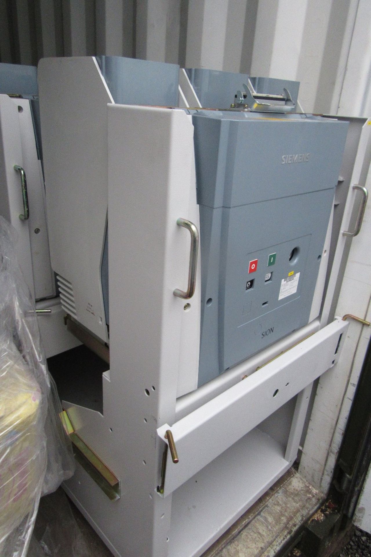 Siemens Sion 3AE1286-2 Circuit Breaker, UR: 17.5kV 50/60Hz, ISC: 40.0kA, Year of Manufacture: 2009 - Image 3 of 7