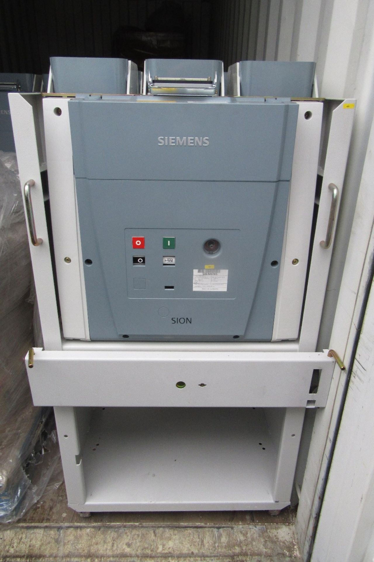 Siemens Sion 3AE1286-2 Circuit Breaker, UR: 17.5kV 50/60Hz, ISC: 40.0kA, Year of Manufacture: 2009 - Image 2 of 8