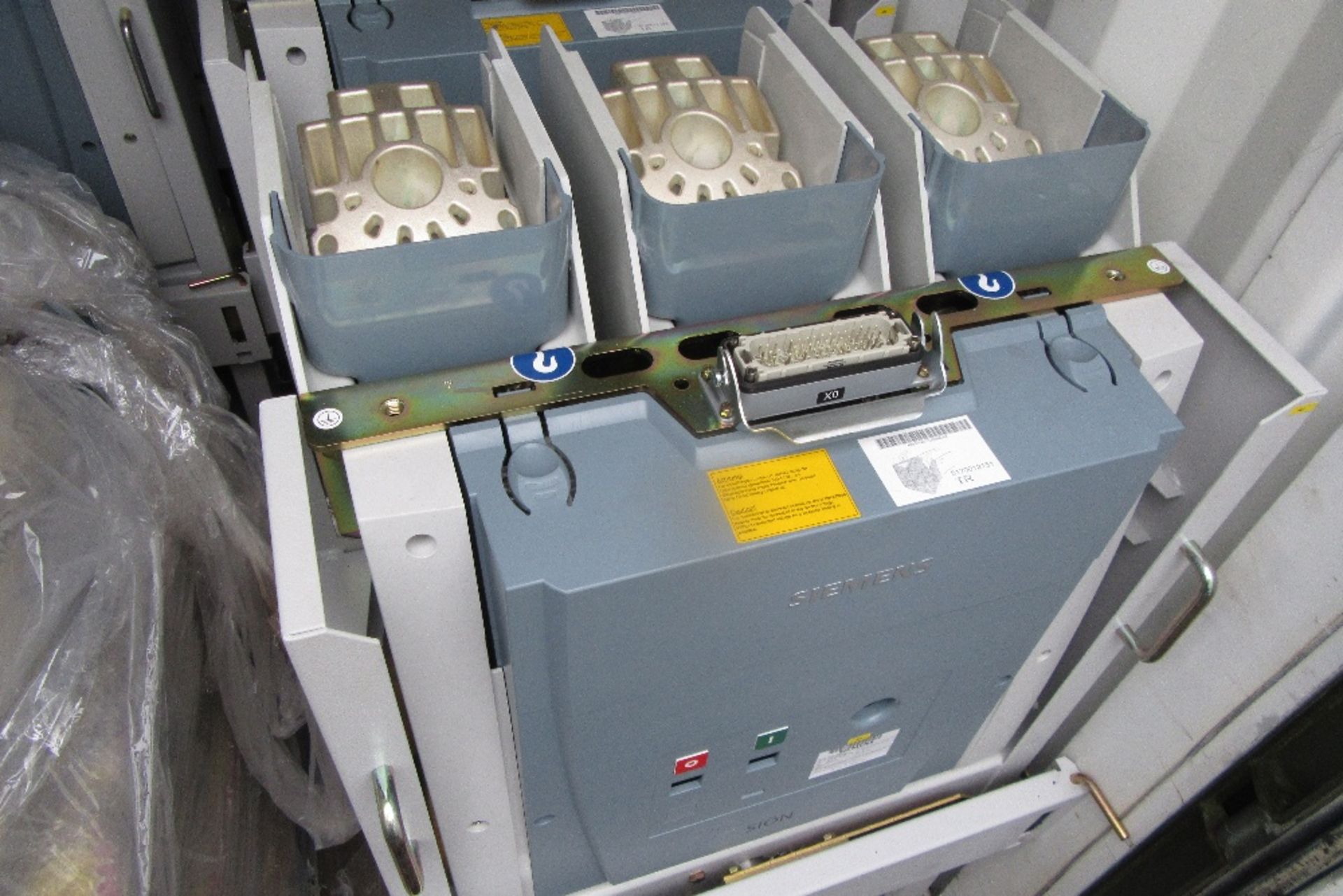 Siemens Sion 3AE1286-2 Circuit Breaker, UR: 17.5kV 50/60Hz, ISC: 40.0kA, Year of Manufacture: 2009 - Image 4 of 7