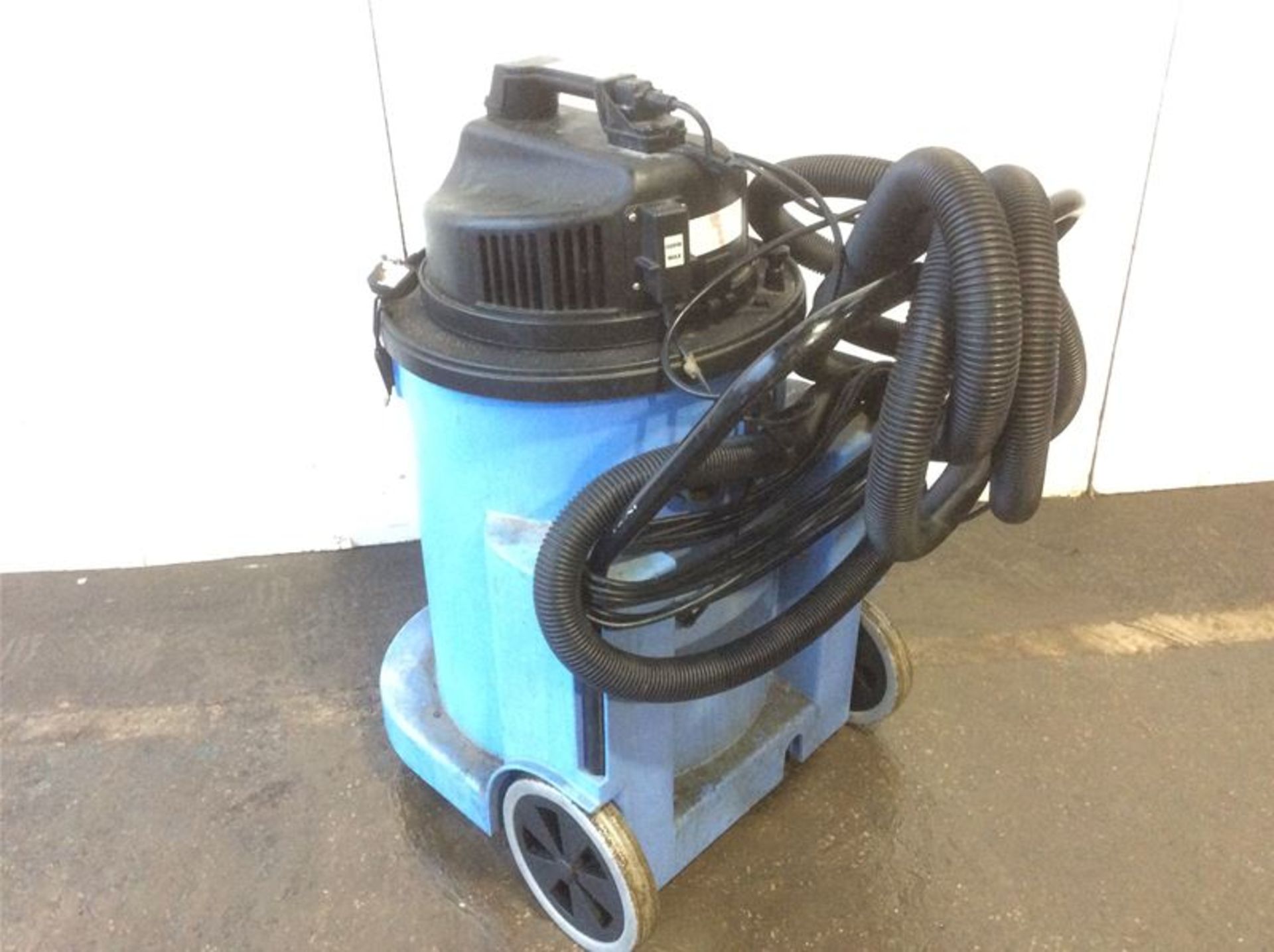 NUMATIC 1800AP- 2 WET DUAL VACUUM CLEANER - Image 2 of 3