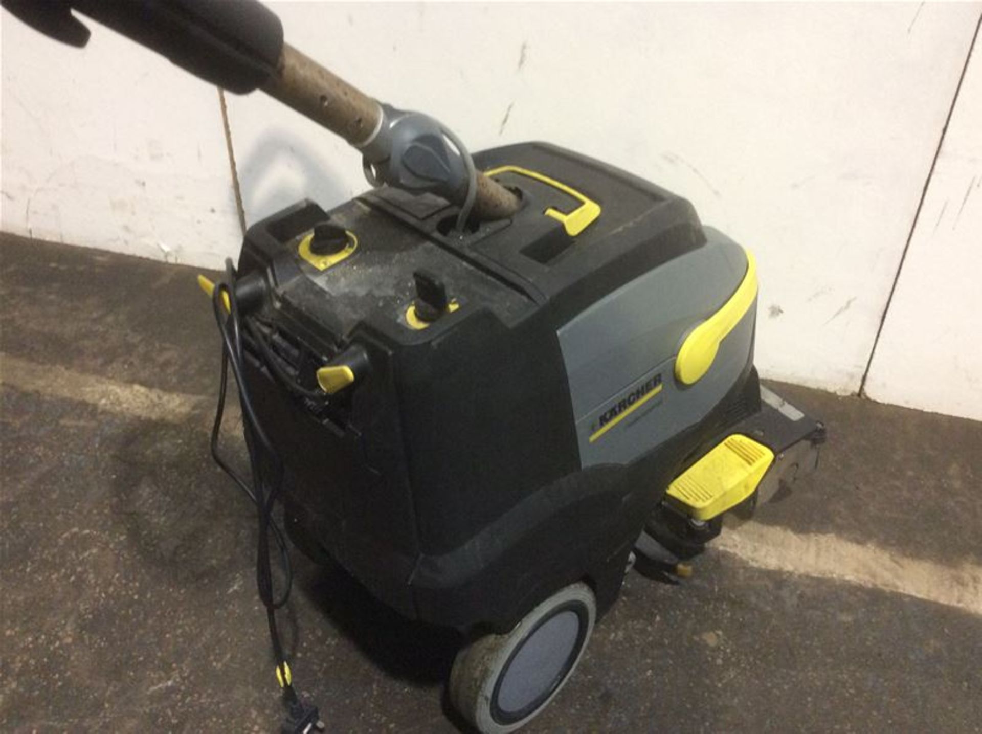 KARCHER BR 35/12 C WALK-BEHIND COMPACT FLOOR SCRUBBER - BATTERY OPERATED - Image 2 of 3